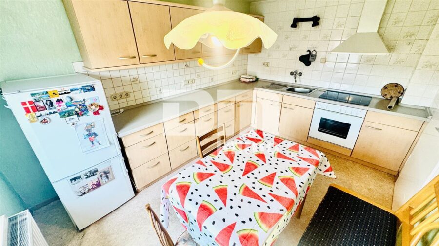Großzügiges Einfamilienhaus mit moderner Heizung + Kachelofen in Arenshausen - OG Küche mit Einbauküche